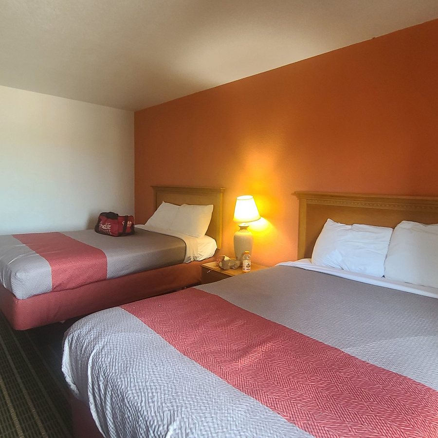 Motel 6 Grand Rapids MI Northeast — Guest room