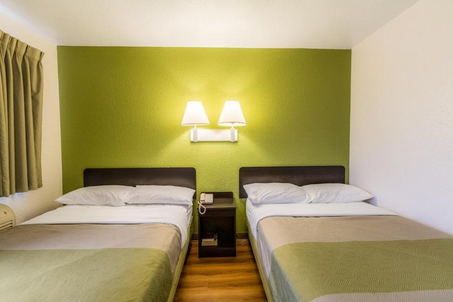 Motel 6 Green Bay WI Lambeau — Guest room