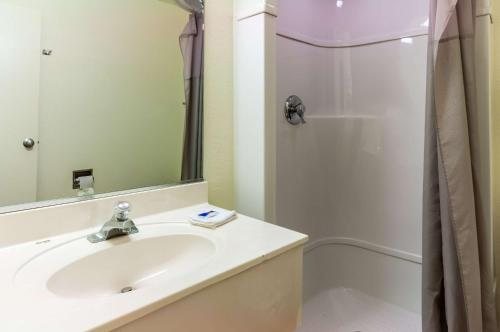 Motel 6 Green River UT — Bathroom