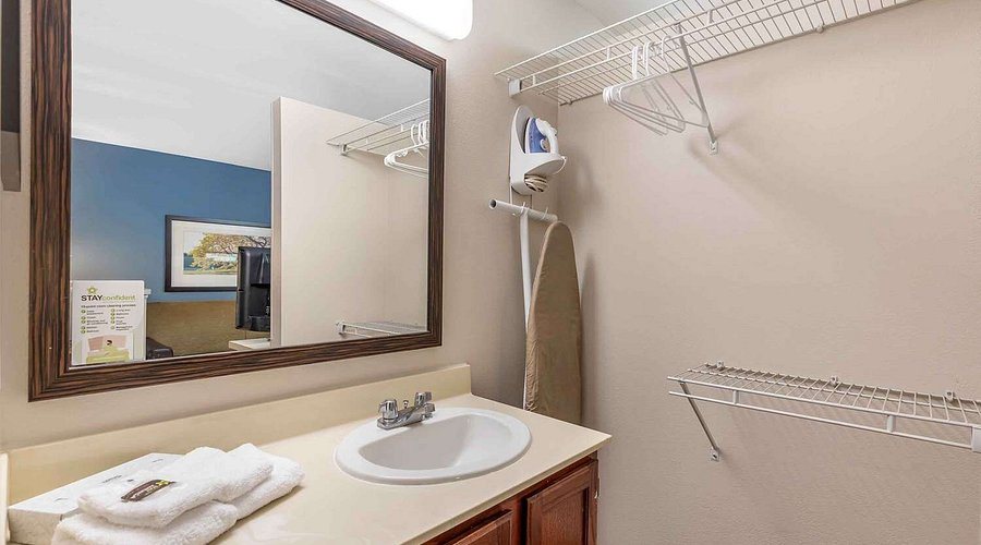 Motel 6 Greenwood Village CO Denver South Tech Center — Bathroom