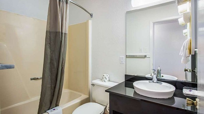 Motel 6 Hot Springs AR — Bathroom