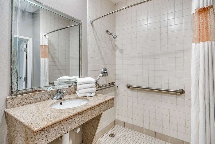 Motel 6 Houston TX Spring — Bathroom