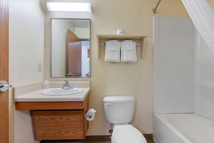 Motel 6 Huntsville AL University Dr — Bathroom