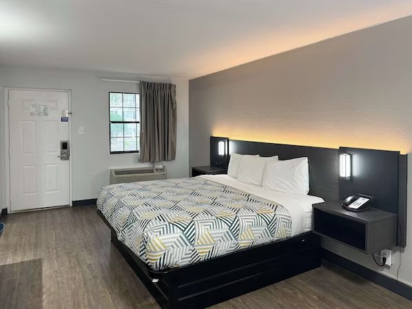 Motel 6 Huntsville AL University Dr — Guest room