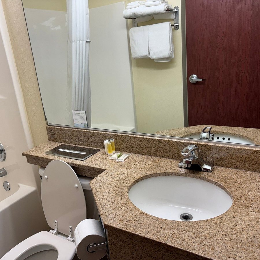 Motel 6 Indianapolis Airport — Bathroom