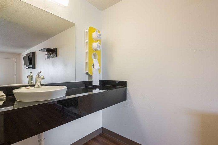 Motel 6 Indianapolis IN — Bathroom
