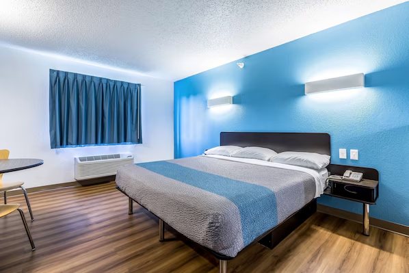 Motel 6 Indianapolis — Guest room