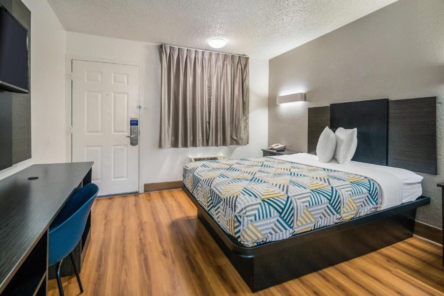 Motel 6 Irving TX DFW Airport North — Guest room