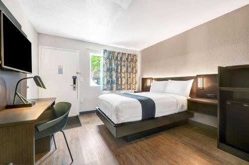 Motel 6 Issaquah WA Seattle East — Guest room