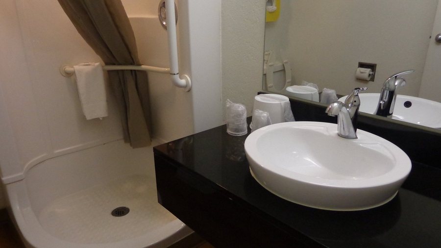 Motel 6 Jacksonville FL South — Bathroom