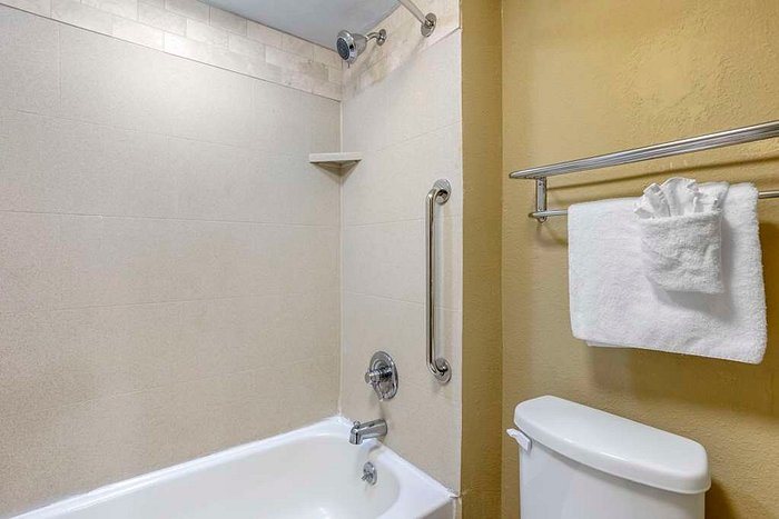 Motel 6 Jonesboro GA — Bathroom