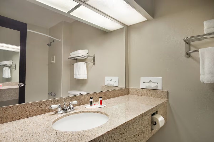 Motel 6 Kansas City — Bathroom