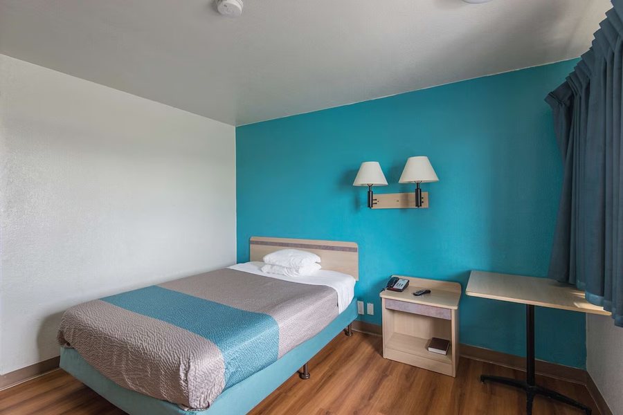 Motel 6 Kansas City — Guest room
