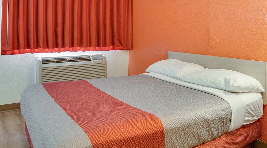 Motel 6 Kelso WA MT St Helens — Guest room