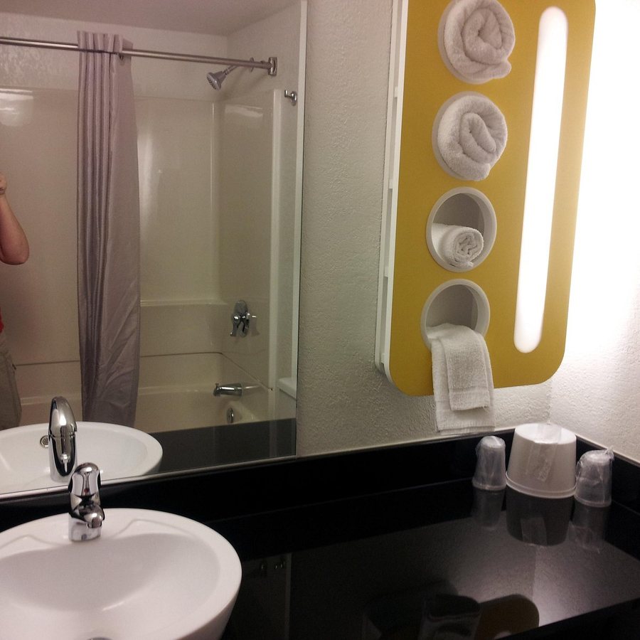 Motel 6 Kewanee IL Kewanee Illinois — Bathroom