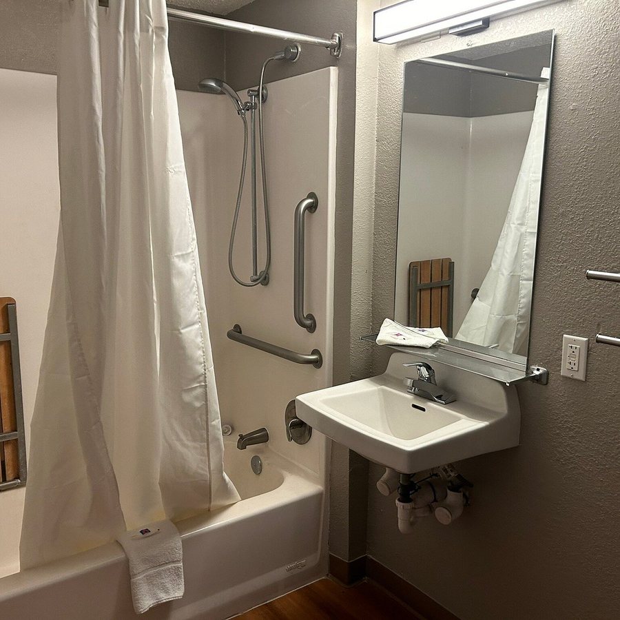 Motel 6 Kingman AZ Route 66 West — Bathroom