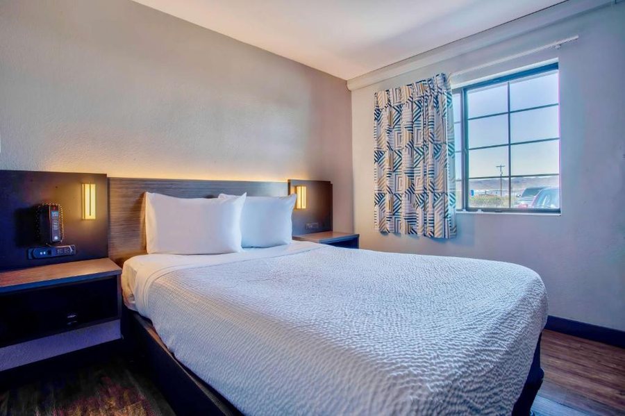 Motel 6 Kingman East — Guest room