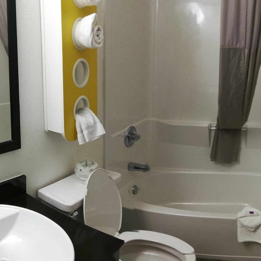 Motel 6 Kingsland Kings Bay Naval Interstate 95 — Bathroom