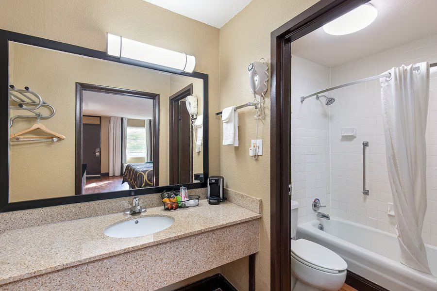 Motel 6 Kingsport TN — Bathroom