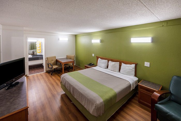 Motel 6 Knoxville — Guest room