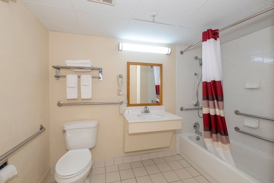 Motel 6 Knoxville North — Bathroom