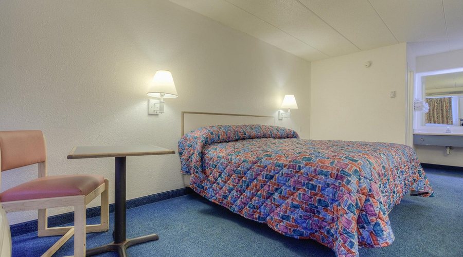 Motel 6 Knoxville North — Guest room