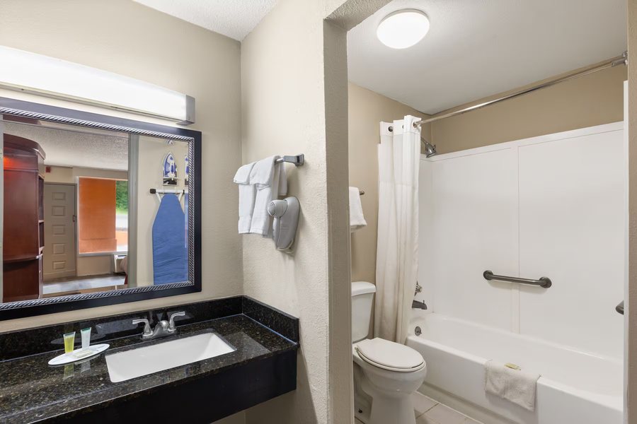 Motel 6 Knoxville TN East — Bathroom