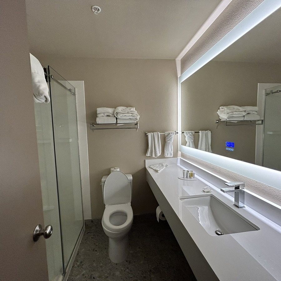 Motel 6 Lake Havasu Lakeside — Bathroom