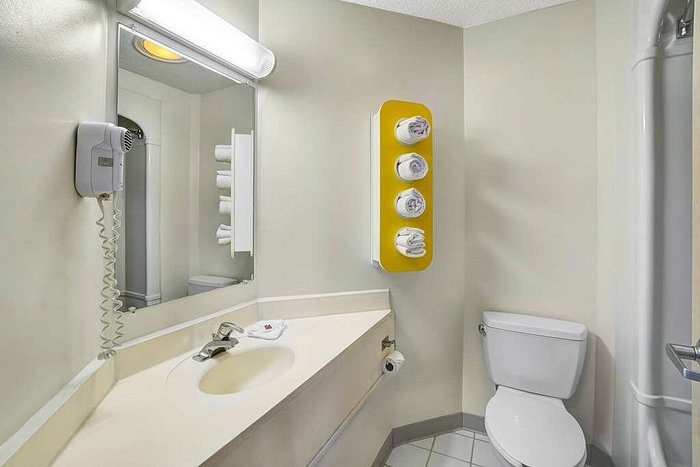 Motel 6 Lancaster PA — Bathroom