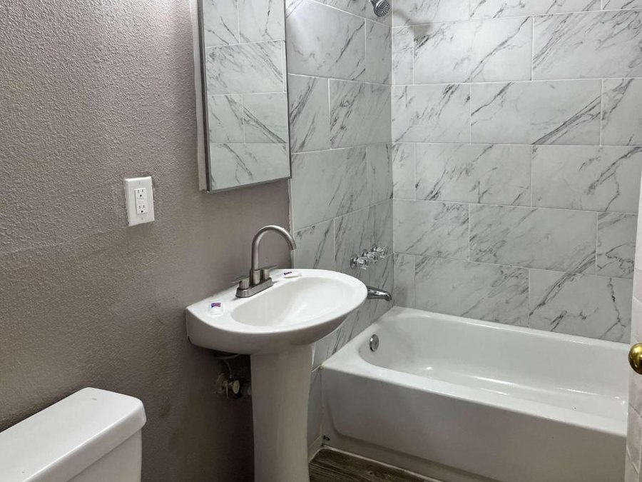 Motel 6 Las Vegas Nevada — Bathroom