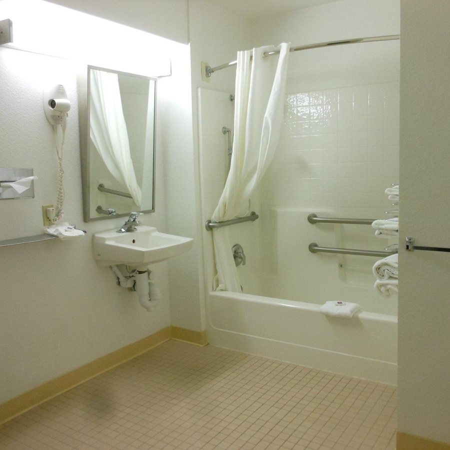 Motel 6 Lima OH — Bathroom
