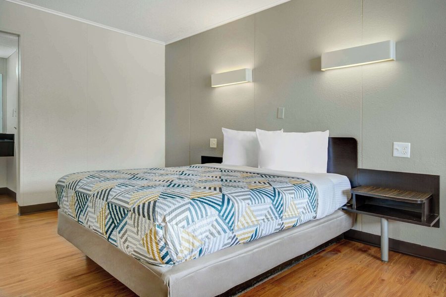 Motel 6 Lima OH — Guest room