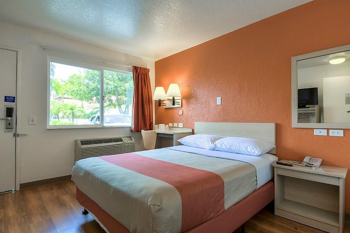Motel 6 Long Beach CA International City — Guest room