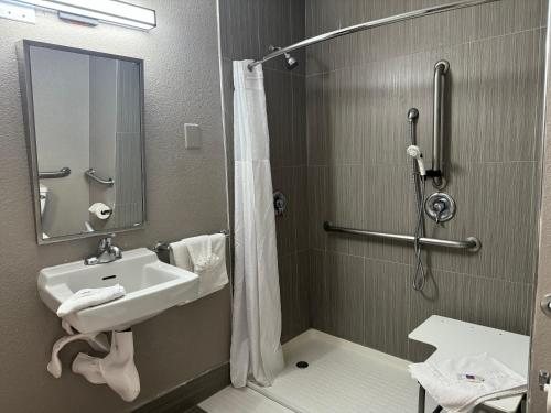 Motel 6 Los Angeles Hollywood Los Angeles California — Bathroom