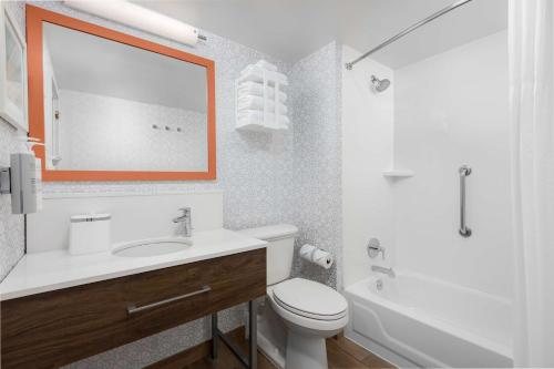 Motel 6 Louisville KY Airport Fair Expo — Bathroom