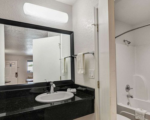 Motel 6 Macon GA I 475 — Bathroom