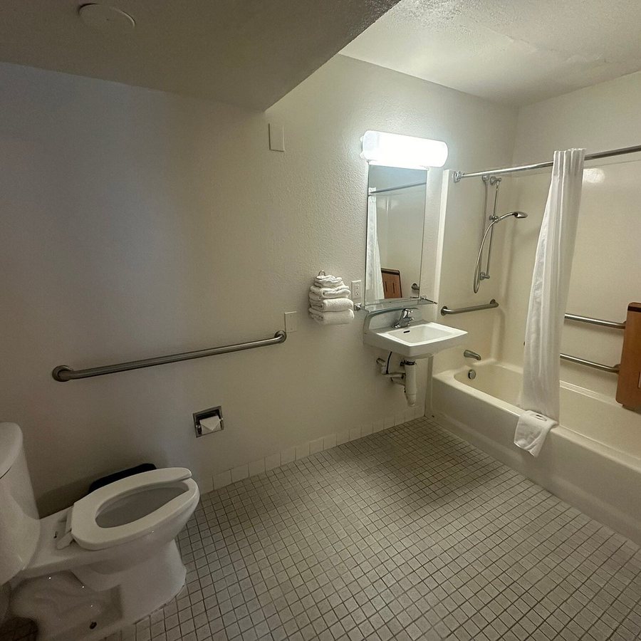 Motel 6 Mammoth Lakes CA — Bathroom