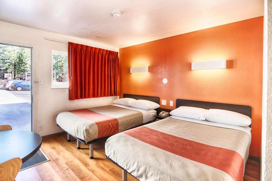 Motel 6 Mammoth Lakes CA — Guest room
