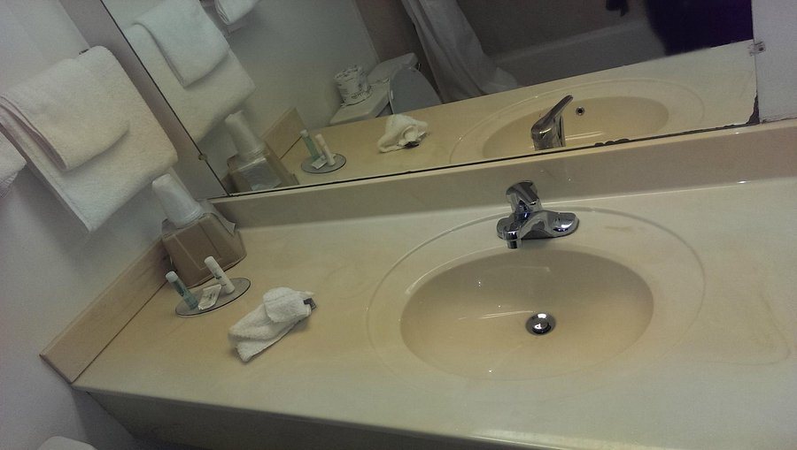 Motel 6 Mansfield OH — Bathroom