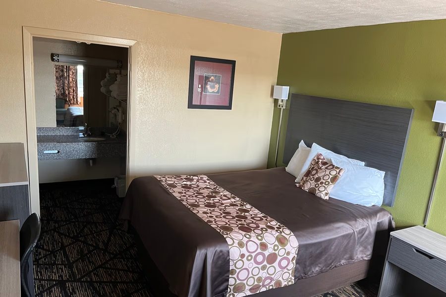 Motel 6 Mansfield OH — Guest room