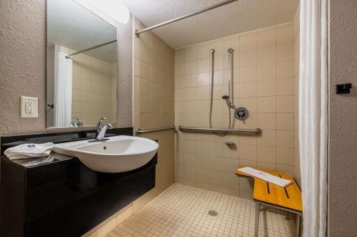 Motel 6 Marble Falls TX — Bathroom