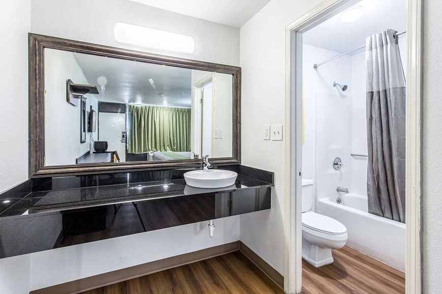 Motel 6 Memphis TN Downtown — Bathroom