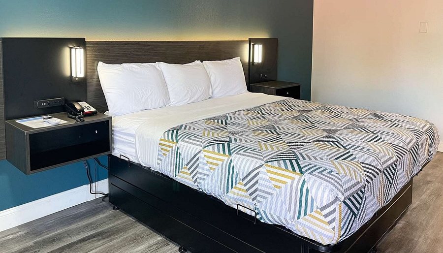 Motel 6 Memphis TN Downtown — Guest room
