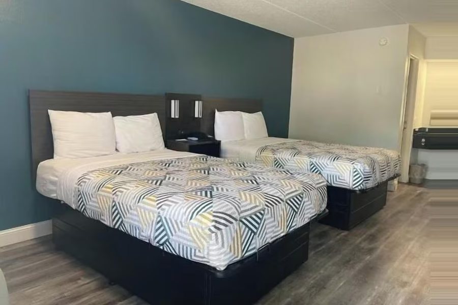 Motel 6 Memphis TN Graceland — Guest room