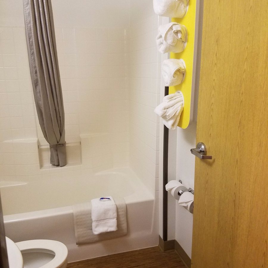 Motel 6 Meridian MS — Bathroom