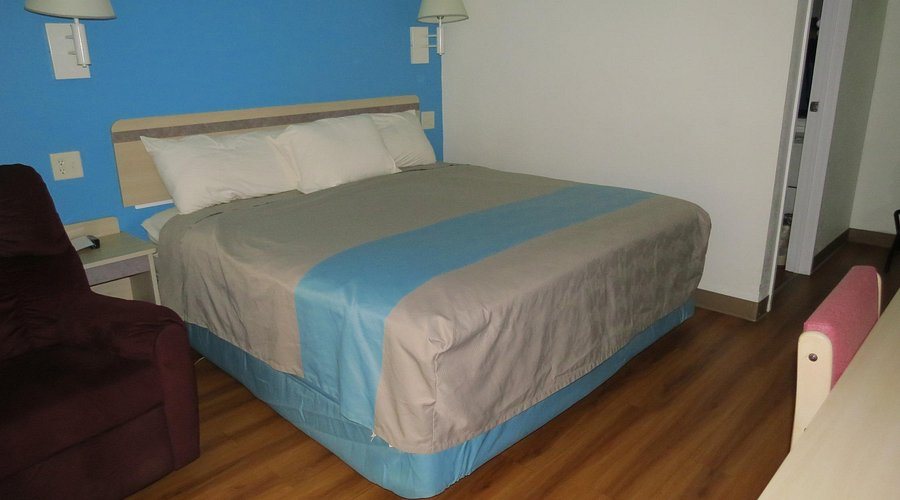 Motel 6 Mitchell — Guest room