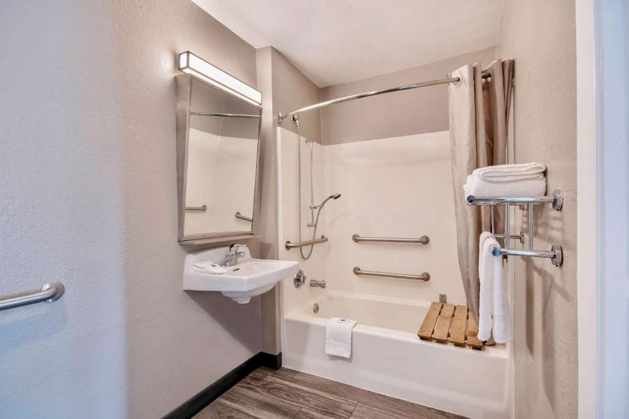 Motel 6 Monterey Marina — Bathroom
