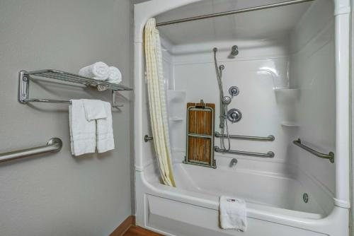 Motel 6 Montgomery AL Eastern Blvd — Bathroom