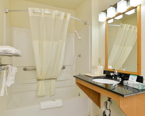 Motel 6 Needles — Bathroom