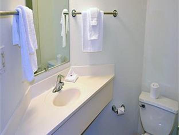 Motel 6 New Orleans near downtown — Bathroom